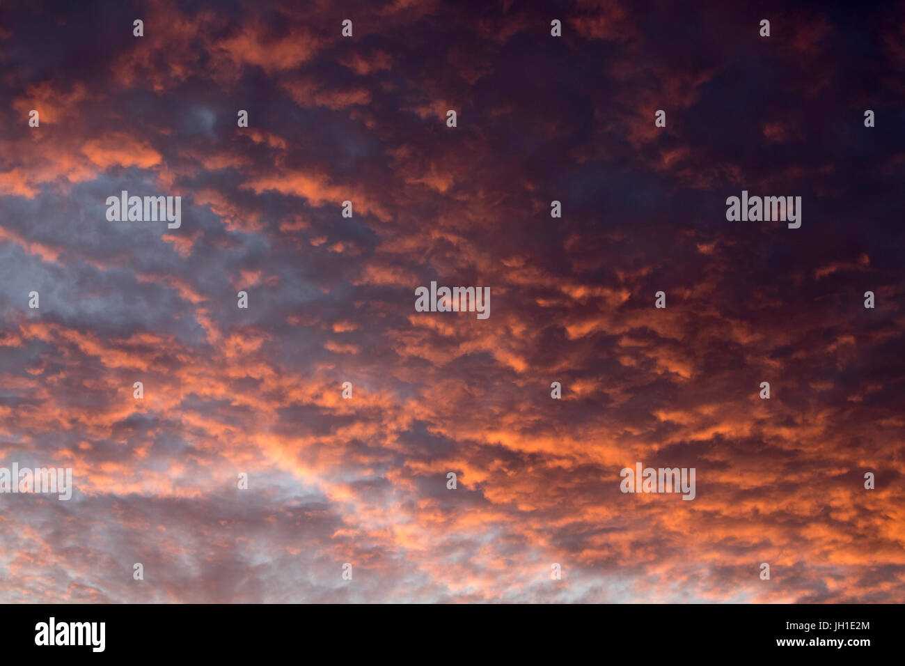 Malerische bewölkten Himmel bei Sonnenaufgang Stockfoto