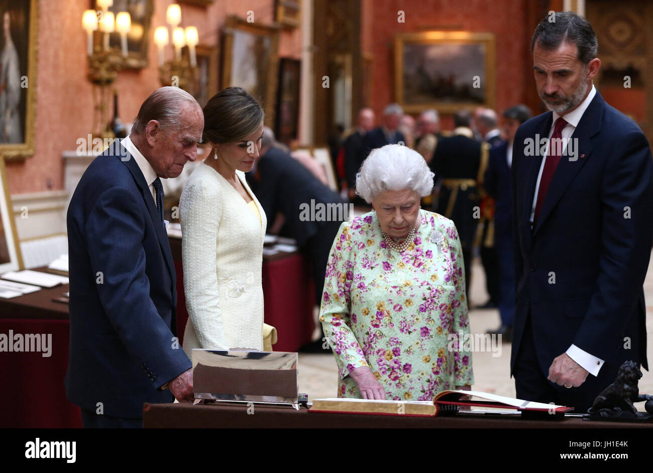 Königin Elizabeth II., Herzog von Edinburgh und Spaniens König Felipe und Königin Letizia Blick auf eine Anzeige von spanischen Elementen aus der königlichen Sammlung im Buckingham Palace, London während des Königs Staatsbesuch in Großbritannien. Stockfoto