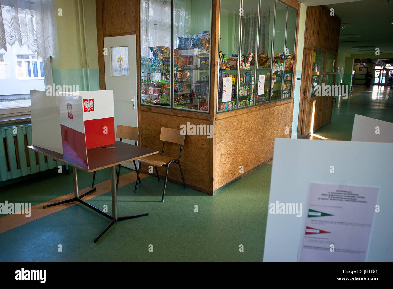 Wahlen in Polen, Stimme, Stimme, Stimmzettel, Wahllokal. Stockfoto