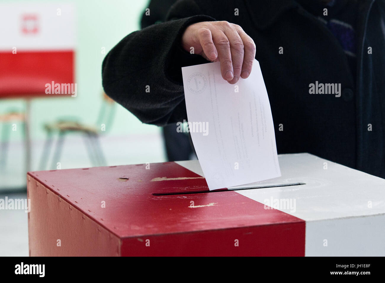 Wahlen in Polen, Stimme, Stimme, Stimmzettel, Wahllokal. Stockfoto