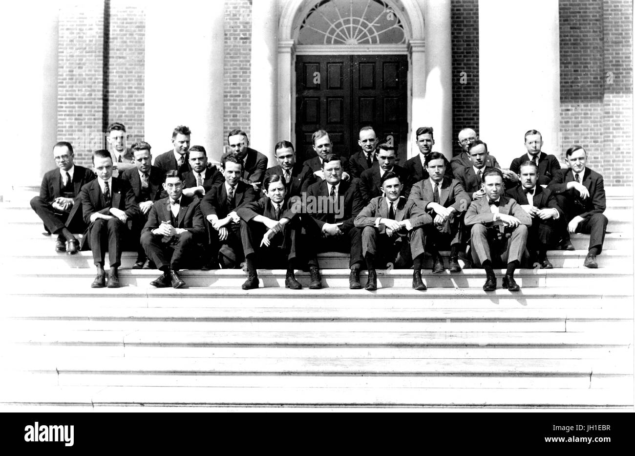 Mitglieder der Johns-Hopkins-Geologie-Abteilung, einschließlich der Geologe John Gray Douglas (vordere Reihe, Dritter von links), werden auf der Treppe von Gilman Hall, einem akademischen Gebäude auf dem Homewood Campus in Baltimore, Maryland, 1928 gesammelt. Stockfoto