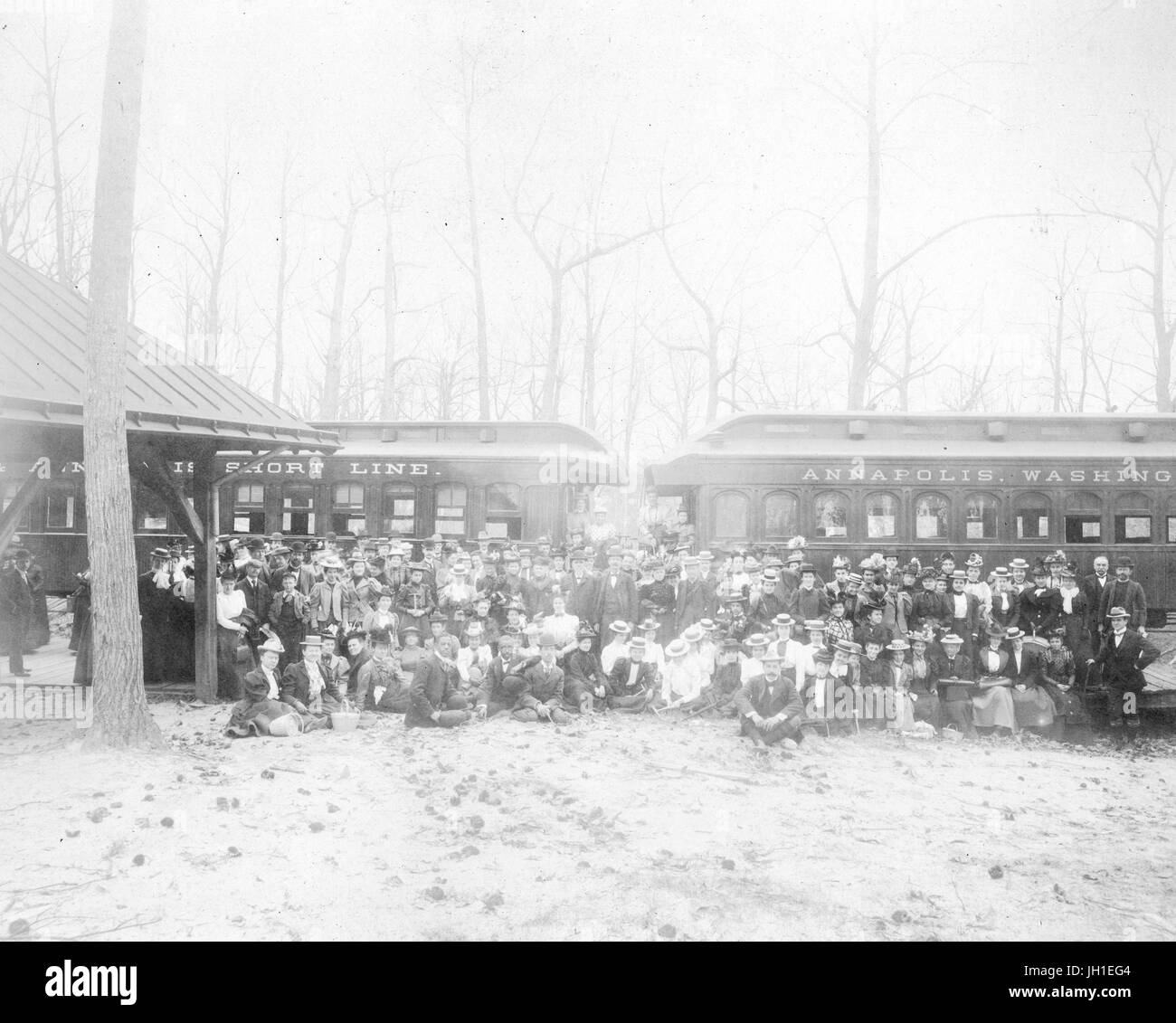 Mitglieder des wissenschaftlichen Kurses Lehrer sind vor Waggons auf einen Ausflug nach Severn River, Maryland, 1899 versammelt. Stockfoto