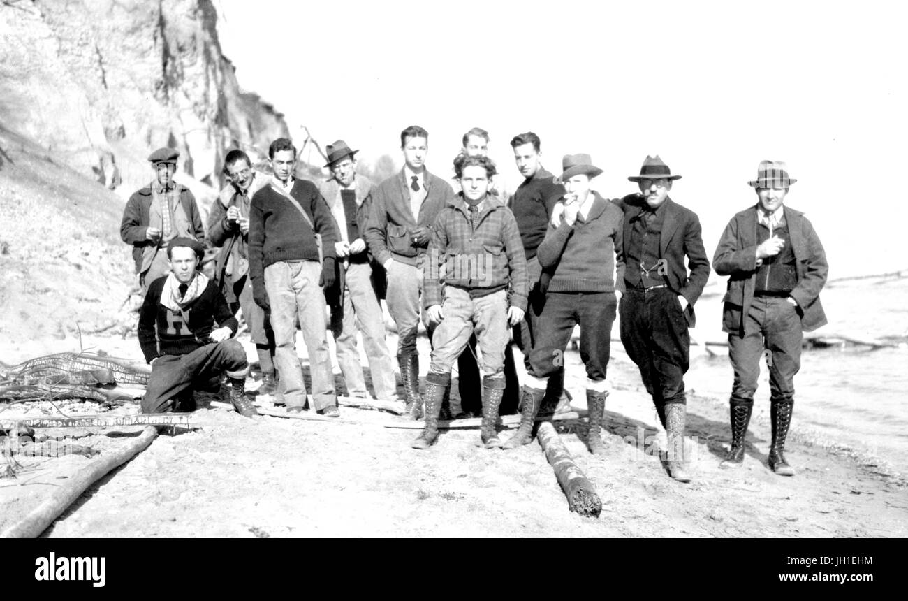 Gruppenfoto der Geologie Studenten an der Johns Hopkins University am Anfang eine große Steinstruktur mit Klippen hinter ihnen im Hintergrund, 1921. Stockfoto