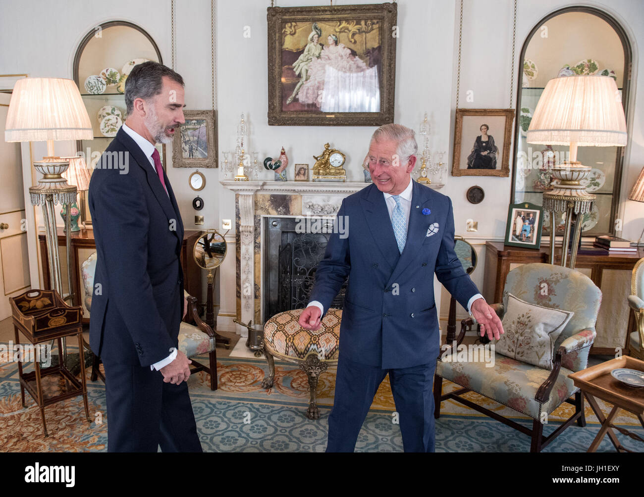 Der Prinz von Wales und König Felipe VI im Clarence House, London während des Königs Zustand Besuch in das Vereinigte Königreich. Stockfoto