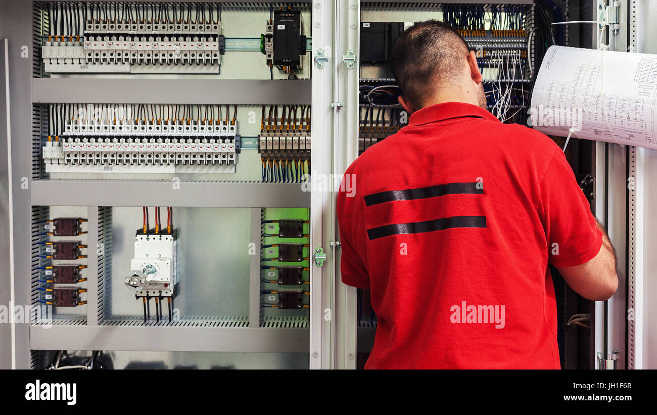 Mann auf Industriemaschine, Produktionslinie Details. Stockfoto