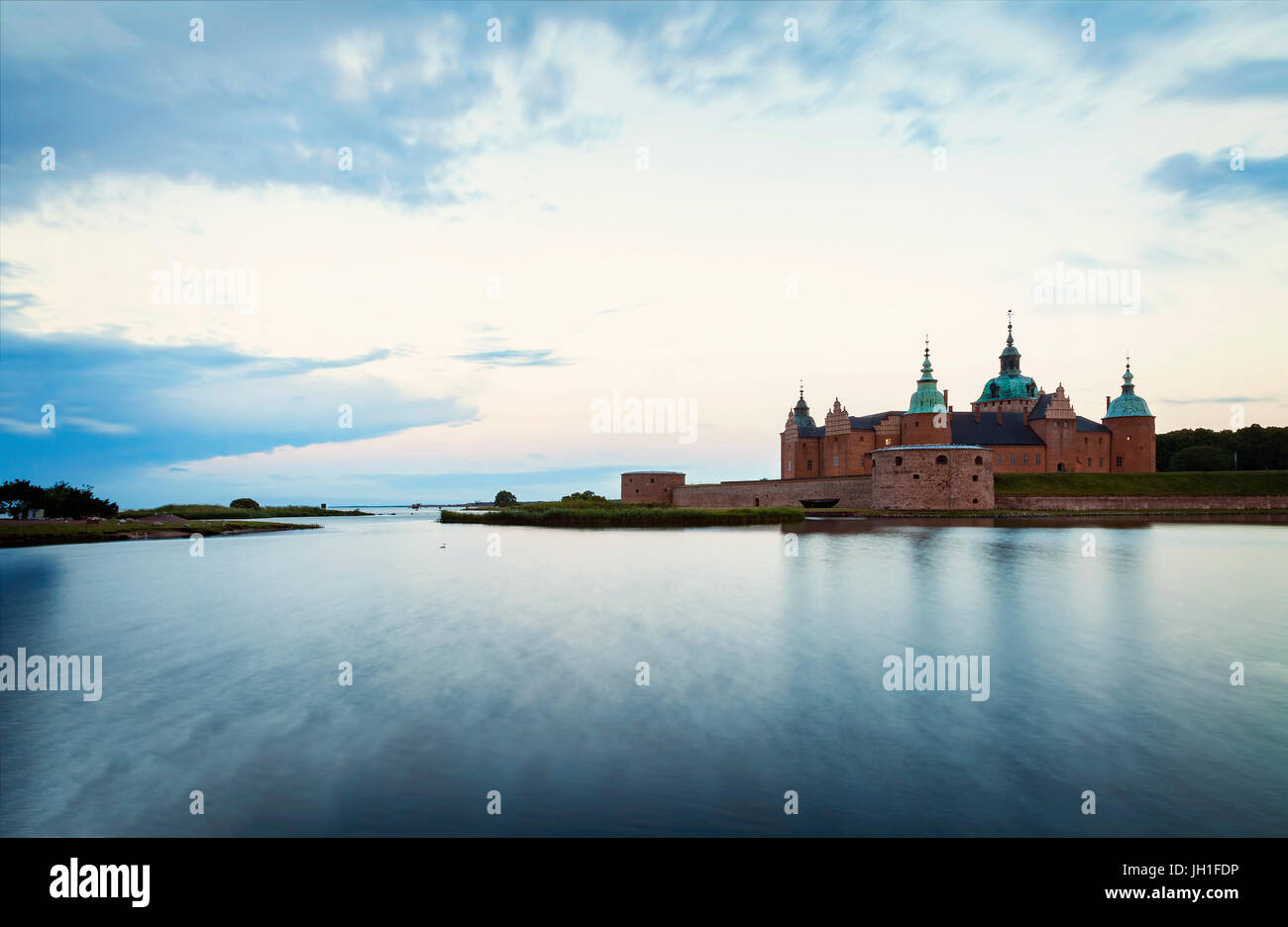 Bild des historischen Schlosses von der Uferpromenade in Kalmar, Schweden. Stockfoto