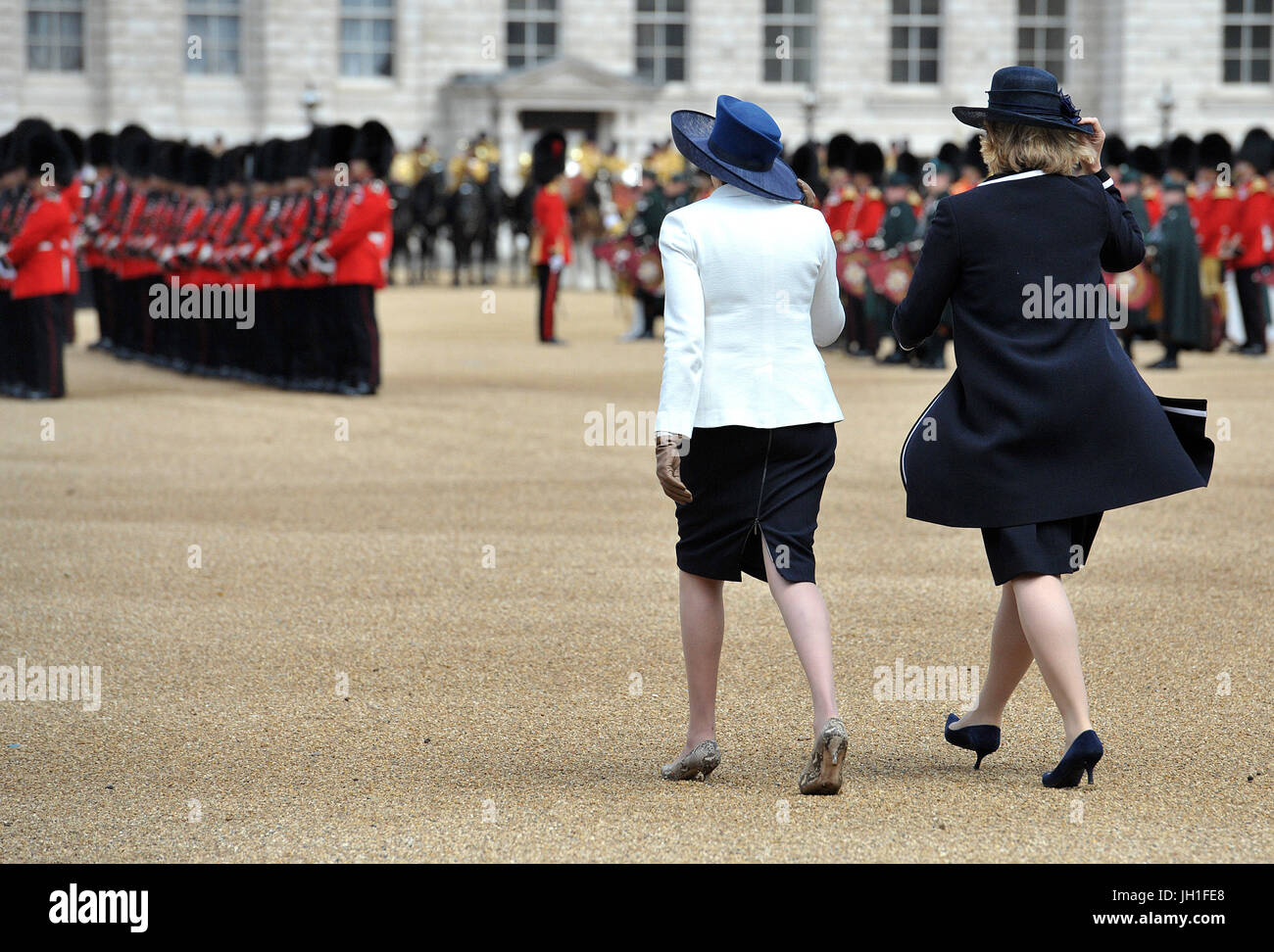 Premierminister Theresa May und Home Secretary Amber Rudd (rechts) halten ihre Hüte für den feierlichen Empfang für König Felipe VI. und Königin Letizia von Spanien bei ihrem Staatsbesuch in Großbritannien, auf Horse Guards Parade, London eintreffen. Stockfoto