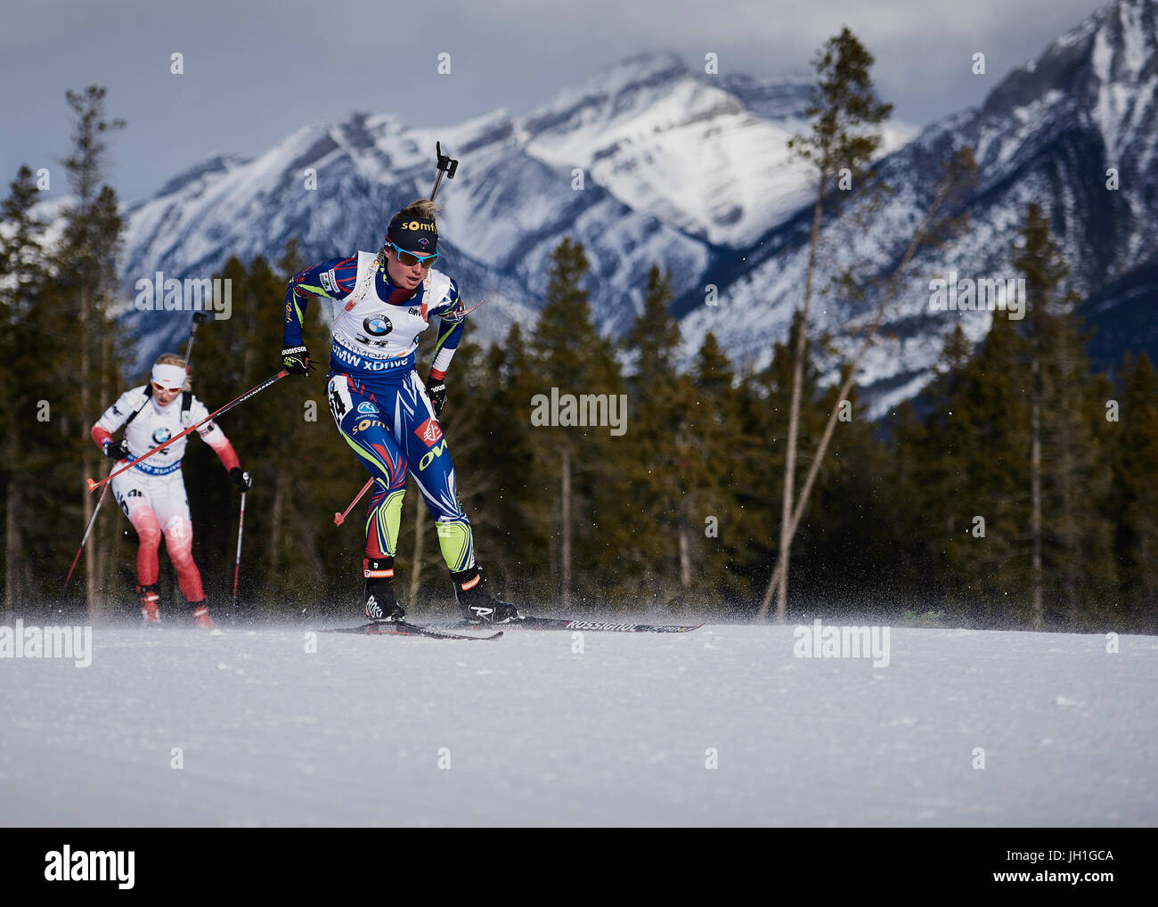 Links: Krystyna Guzik rechts: Marie Dorin Habert Canmore Biathlon IBU World Cup Womans sprint Rennen 2016 Stockfoto