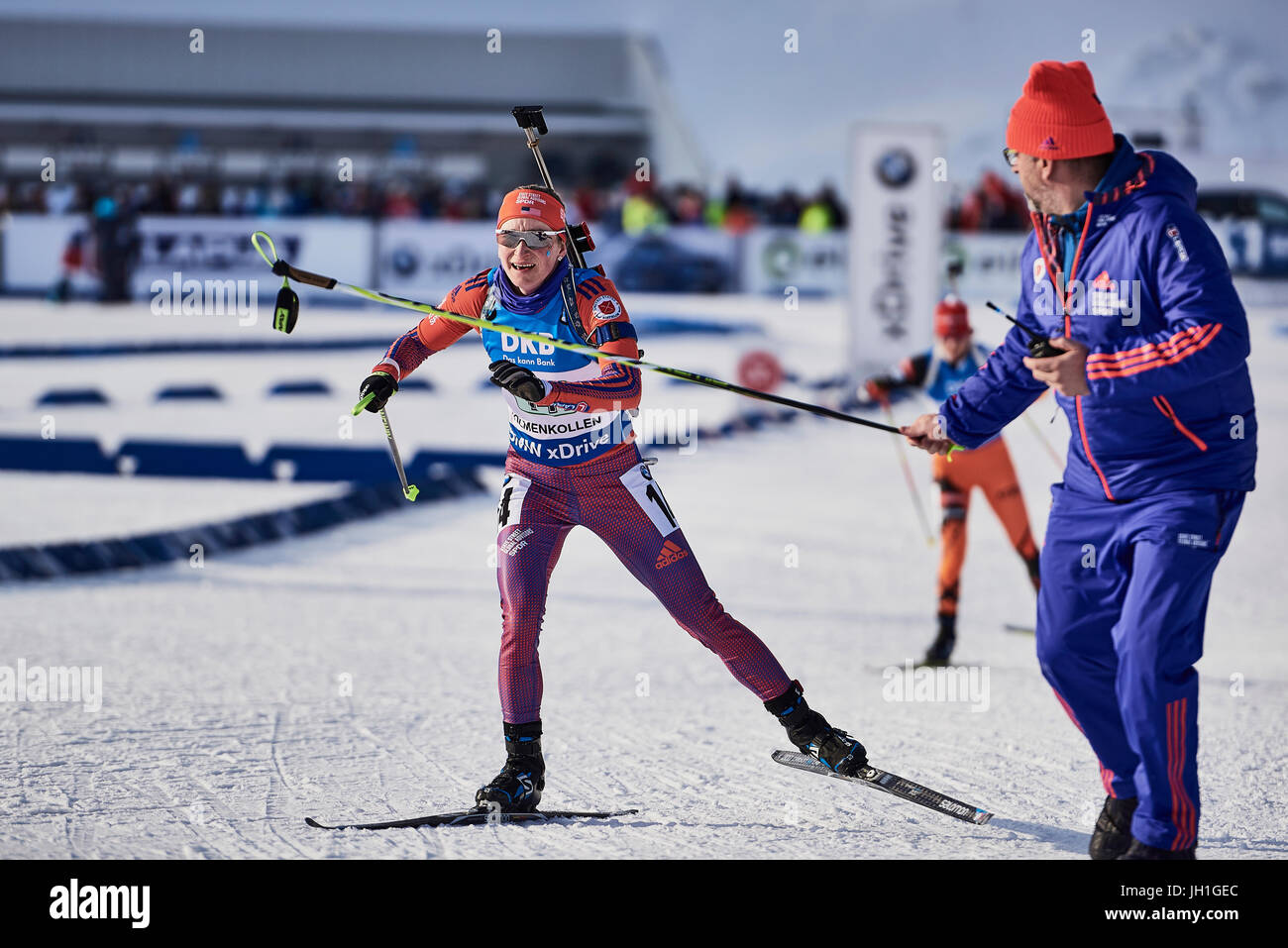 Hannah Dreissigacker links von den Vereinigten Staaten erhält einen neue Skistock von ihrem Trainer IBU Biathlon World Championships Oslo Norwegen 2016 Stockfoto