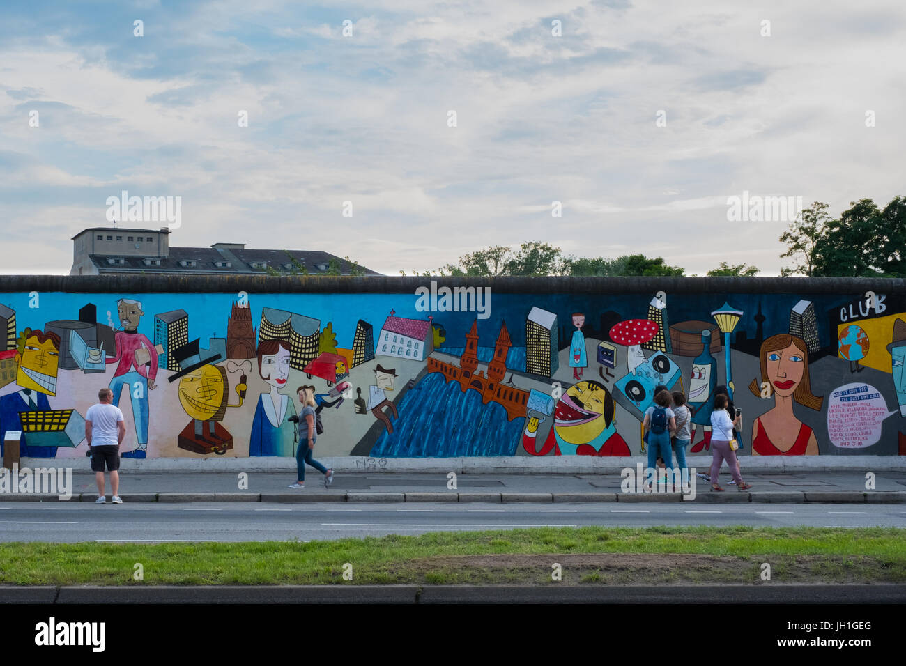 Berlin, Deutschland - 11. Juli 2017: Menschen an der Berliner Mauer / East Side Gallery in Berlin, Deutschland. Stockfoto