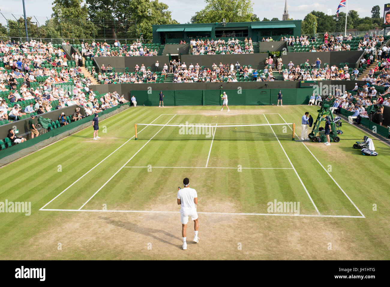 London, UK - Juli 2017: Gericht Nr. 2. bei den Meisterschaften, Wimbledon voll von Zuschauern das laufende Tennismatch Stockfoto