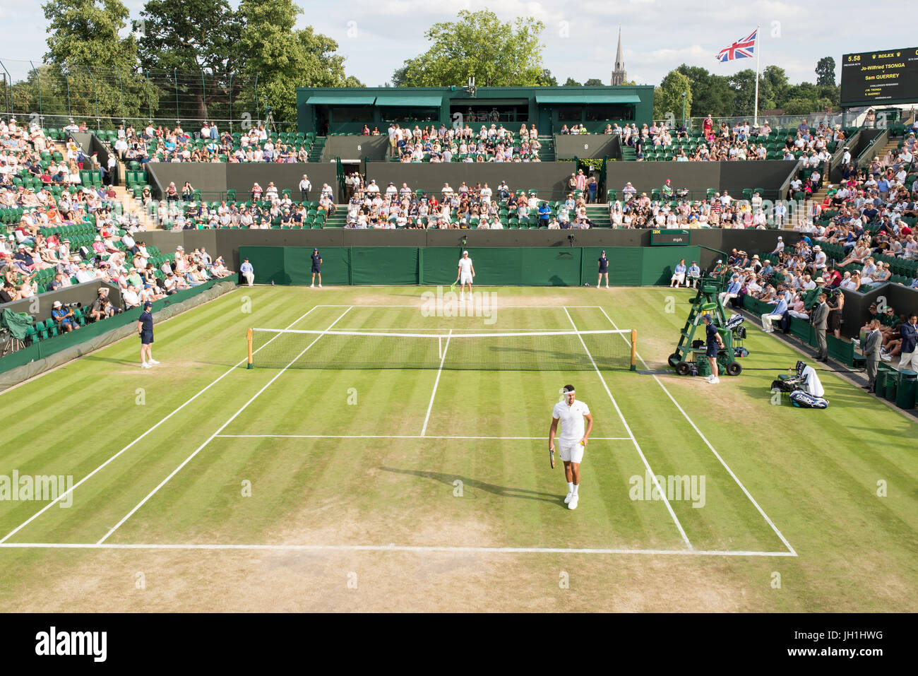 London, UK - Juli 2017: Gericht Nr. 2. bei den Meisterschaften, Wimbledon voll von Zuschauern das laufende Tennismatch Stockfoto