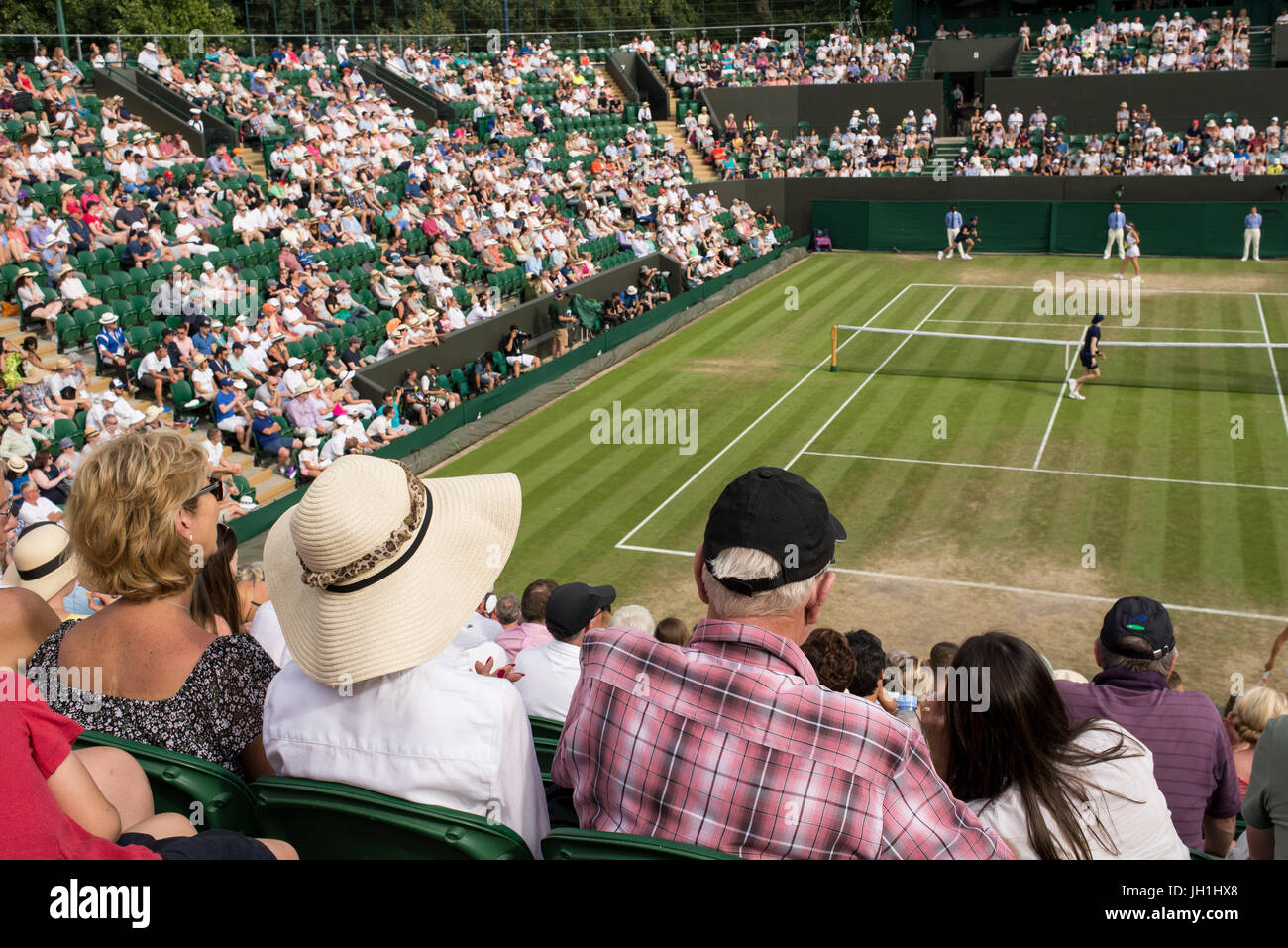 London, UK - Juli 2017: Zuschauern ein Tennis-Match bei den Meisterschaften, Wimbledon gespielt auf Platz Nr. 2. Stockfoto