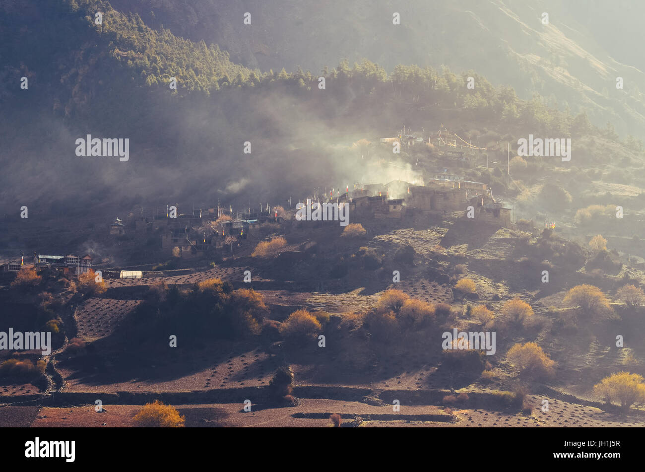 Himalaya-Bergdorf niedriger Pisang in stimmungsvolle trübe Atmosphäre, Annapurna Region Nepal Stockfoto