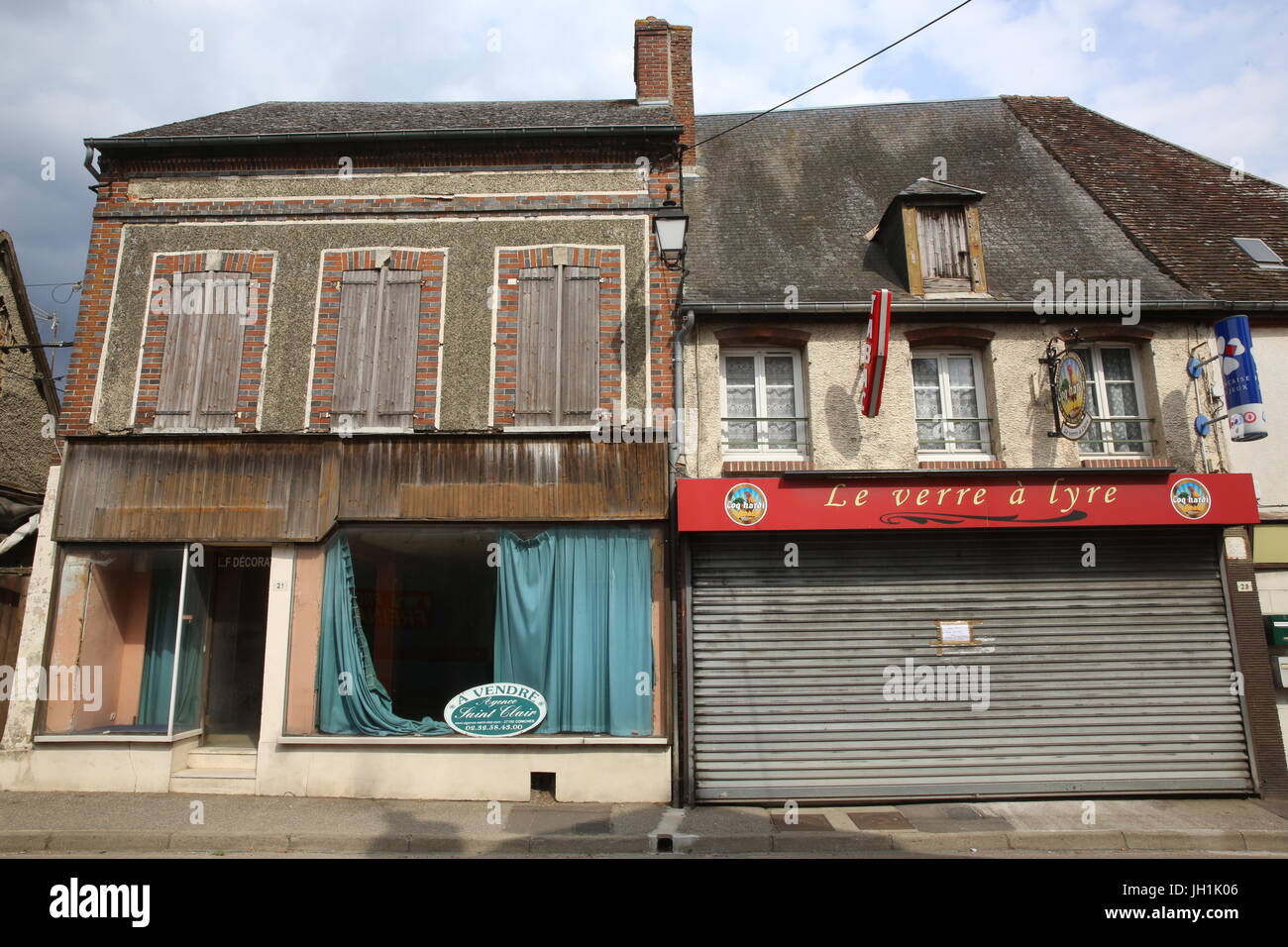 Geschlossenen Geschäfte in La Neuve Lyra, Normandie. Frankreich. Stockfoto