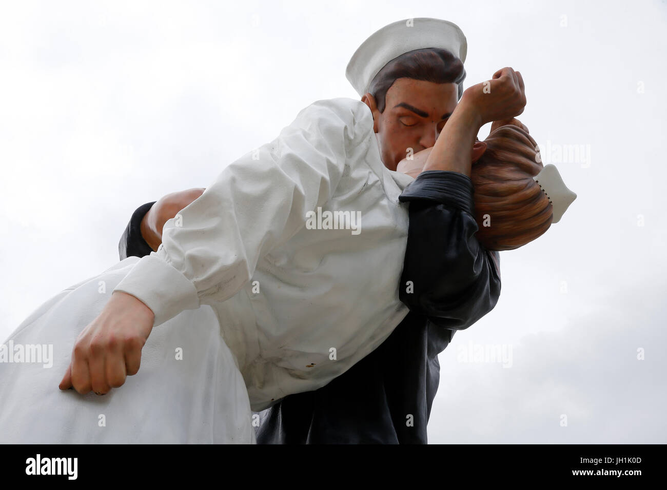 Seward Johnson Skulptur "Bedingungslose Kapitulation", inspiriert von einem berühmten Foto von Alfred Eisenstaedt. Frankreich. Stockfoto