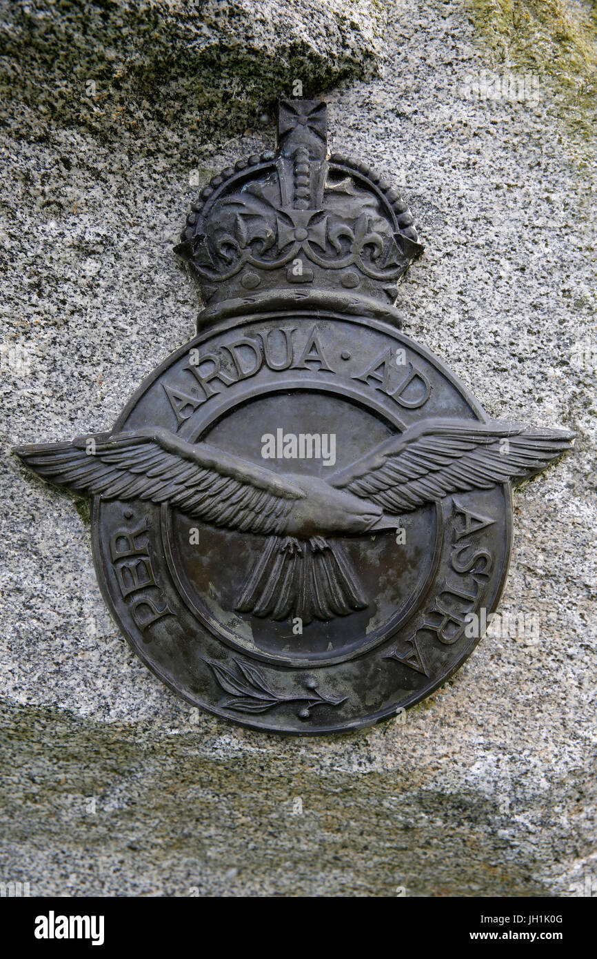 Britische Memorial Garden (zum Gedenken an die 1944 alliierte Landung in der Normandie) außerhalb das Memorial De La Paix, Caen. Armee-Division-Plakette. Frankreich. Stockfoto