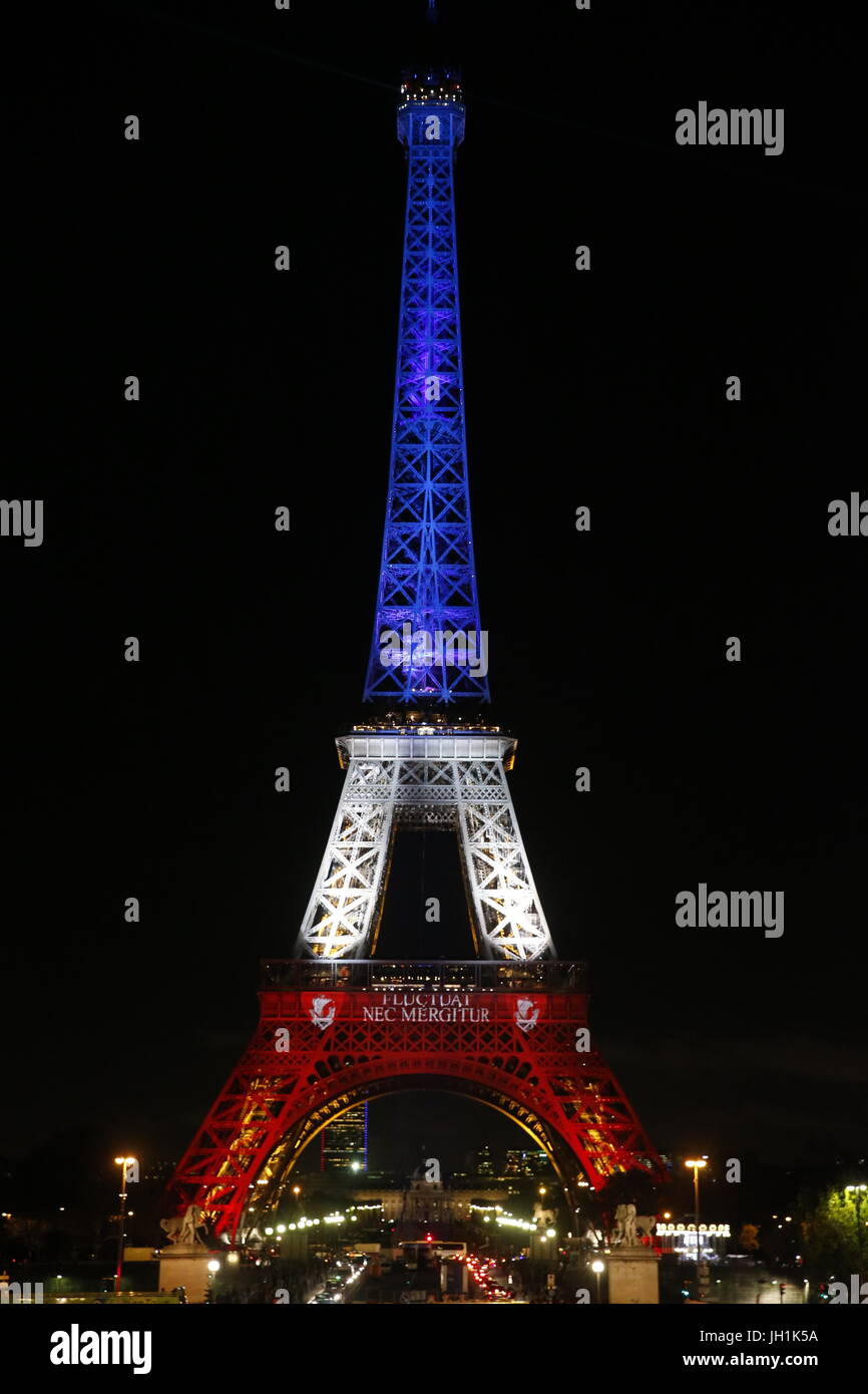 Eiffelturm beleuchtet mit den Farben der französischen Flagge nach der November. 2016 Terroranschläge. Frankreich. Stockfoto