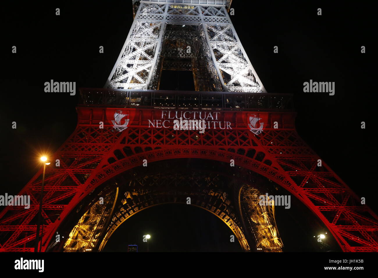 Eiffelturm beleuchtet mit den Farben der französischen Flagge nach der November. 2016 Terroranschläge. Frankreich. Stockfoto