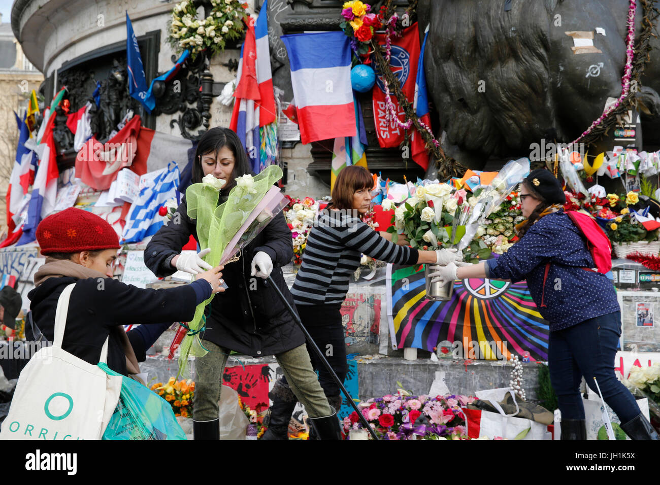 Freiwillige, die Reinigung des terroristischen Angriff Denkmal am Place De La RŽpublique, Paris. Frankreich. Stockfoto