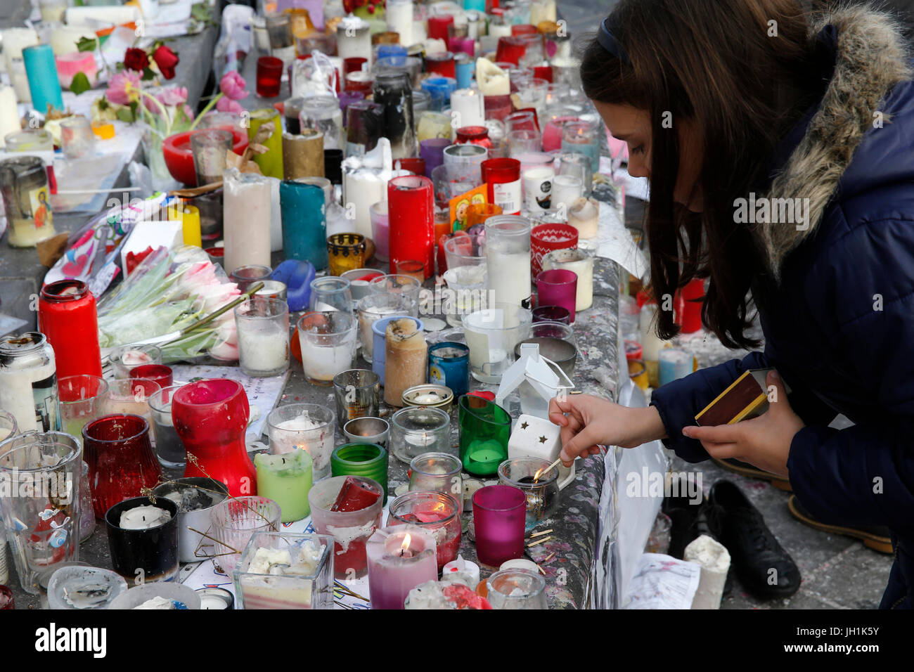 Freiwillige, die Reinigung der T Errorist Angriff Denkmal am Place De La RŽpublique, Paris. Frankreich. Stockfoto