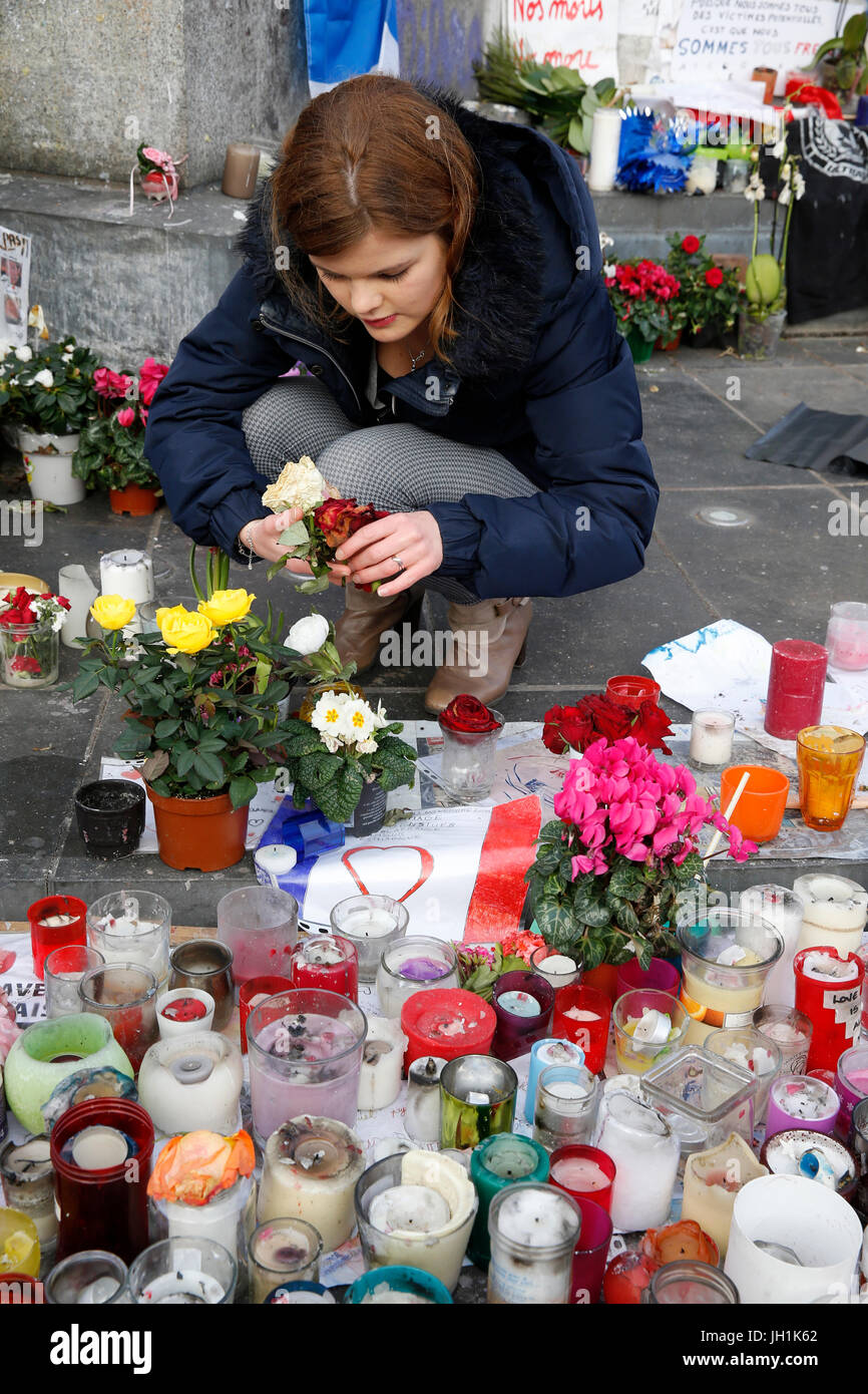 Freiwillige, Reinigung der Terrorist Attack Memorial am Place De La RŽpublique, Paris. Frankreich. Stockfoto