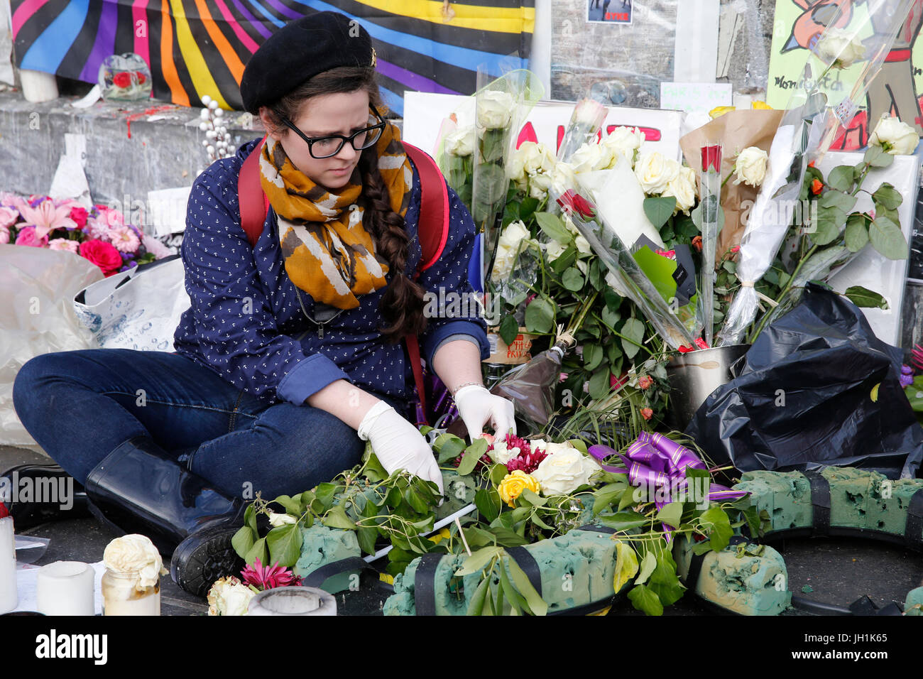 Freiwillige, Reinigung der Terrorist Attack Memorial am Place De La RŽpublique, Paris. Frankreich. Stockfoto