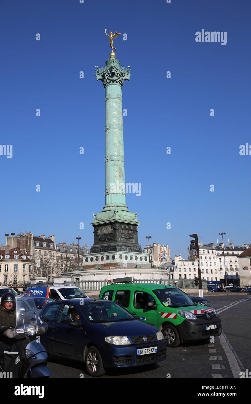 Fahrzeuge auf dem Plca De La Bastille, Paris. Frankreich. Stockfoto