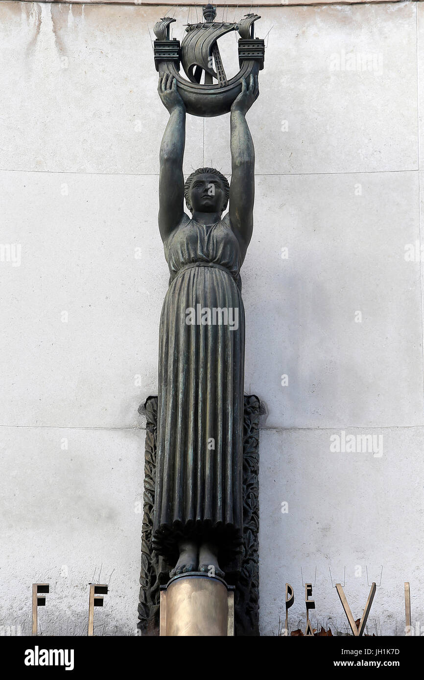 Statue, die eine Frau mit einem Boot, Wahrzeichen von Paris. Frankreich. Stockfoto