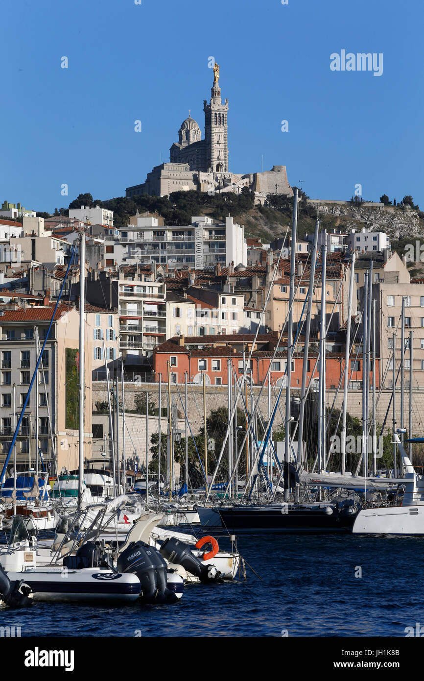 Alten Hafen von Marseille und die Basilika Notre Dame De La Garde. Frankreich. Stockfoto