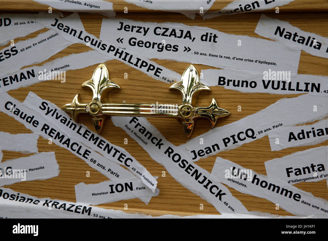 Collectif Les Morts De La Rue. Sarg mit den Namen der verstorbenen Obdachlosen. Frankreich. Stockfoto