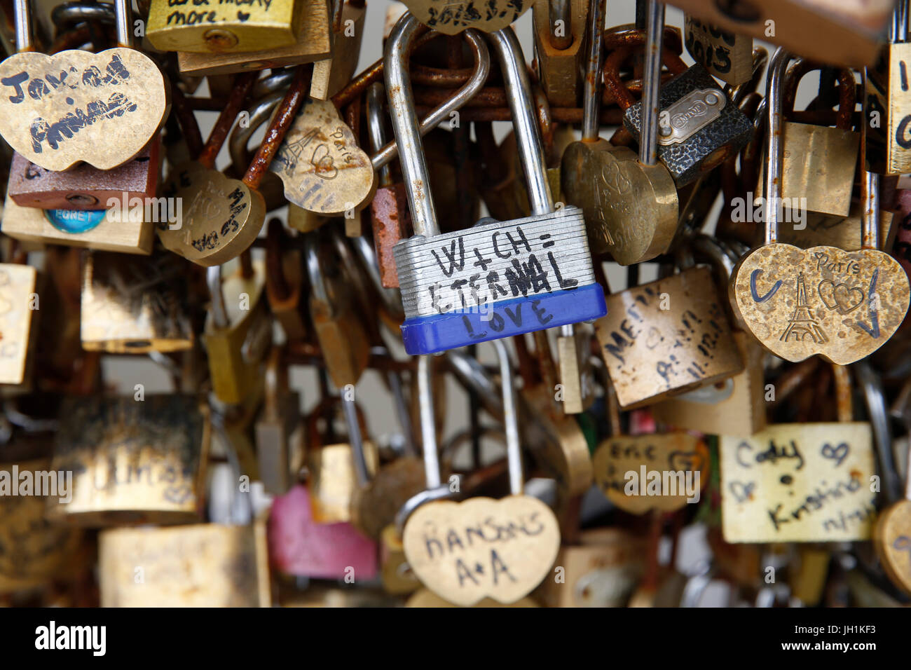 Liebesschlösser auf einer Brücke über die Seine in Paris. Frankreich. Stockfoto