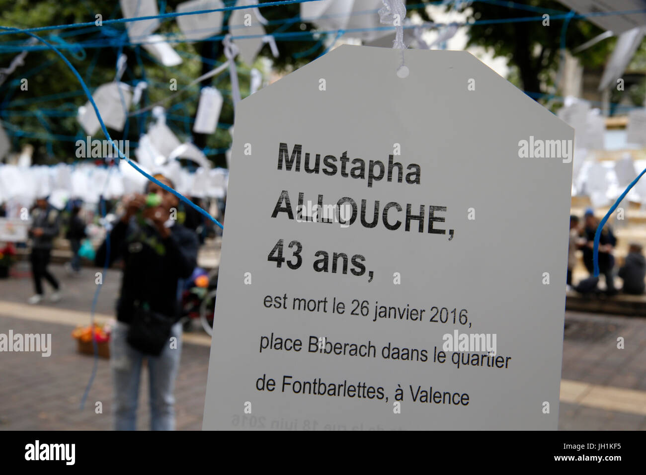 Collectif Les Morts De La Rue. Tag mit dem Namen eines verstorbenen Obdachlosen. Frankreich. Stockfoto