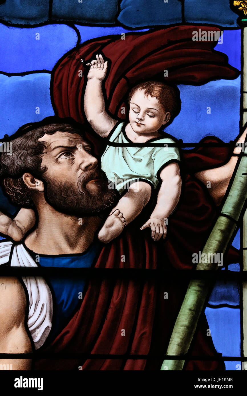 Kirche des Heiligen Herzen Jesu. Glasmalerei-Fenster. Hl. Christophorus trägt das Jesuskind. Moulins. Frankreich. Stockfoto