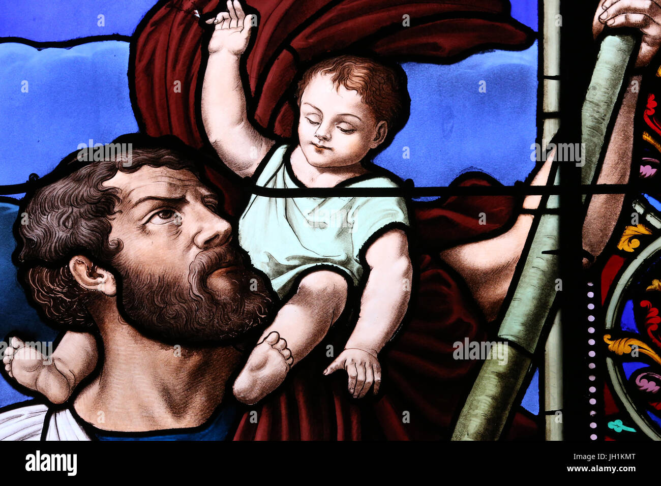 Kirche des Heiligen Herzen Jesu. Glasmalerei-Fenster. Hl. Christophorus trägt das Jesuskind. Moulins. Frankreich. Stockfoto