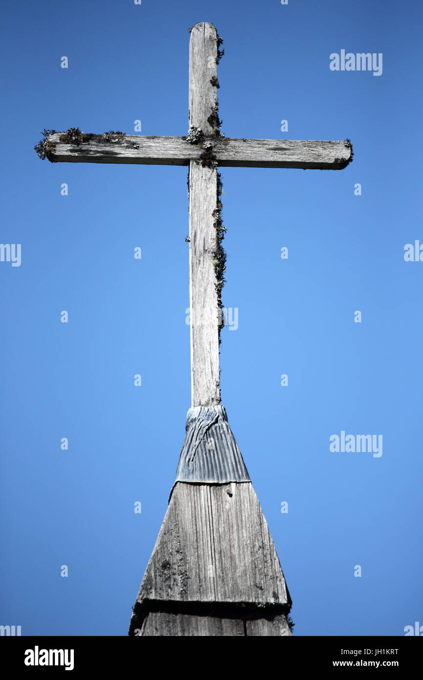 Katholische Kreuz auf einer alten Kapelle.  Frankreich. Stockfoto