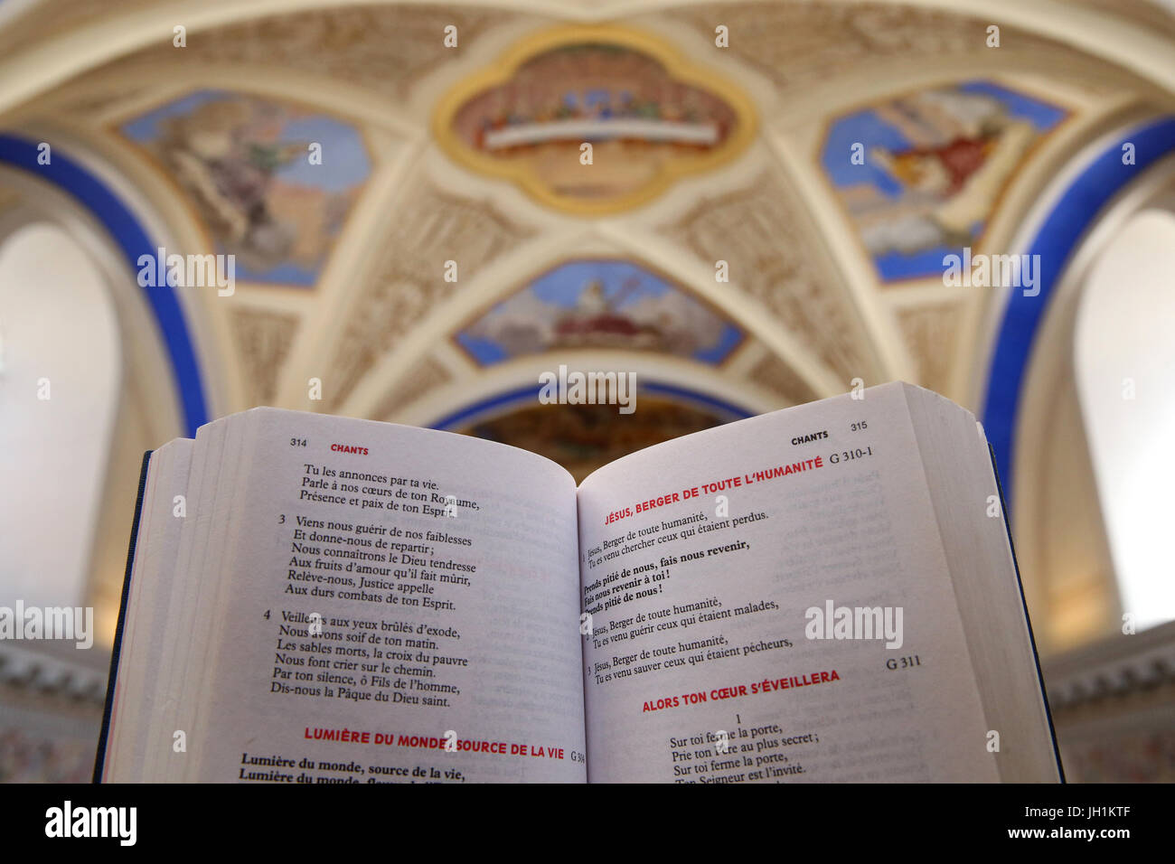 Kirche Saint-Nicolas de Veroce.  Katholischen Masse Buch.  Frankreich. Stockfoto