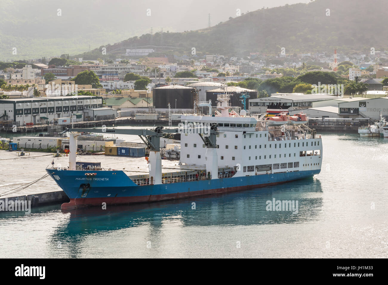Port Louis, Mauritius - 25. Dezember 2015: Passagier Cargo Schiff Mauritius Trochetia im Morgen Dunst in Port Louis, Mauritius. Stockfoto