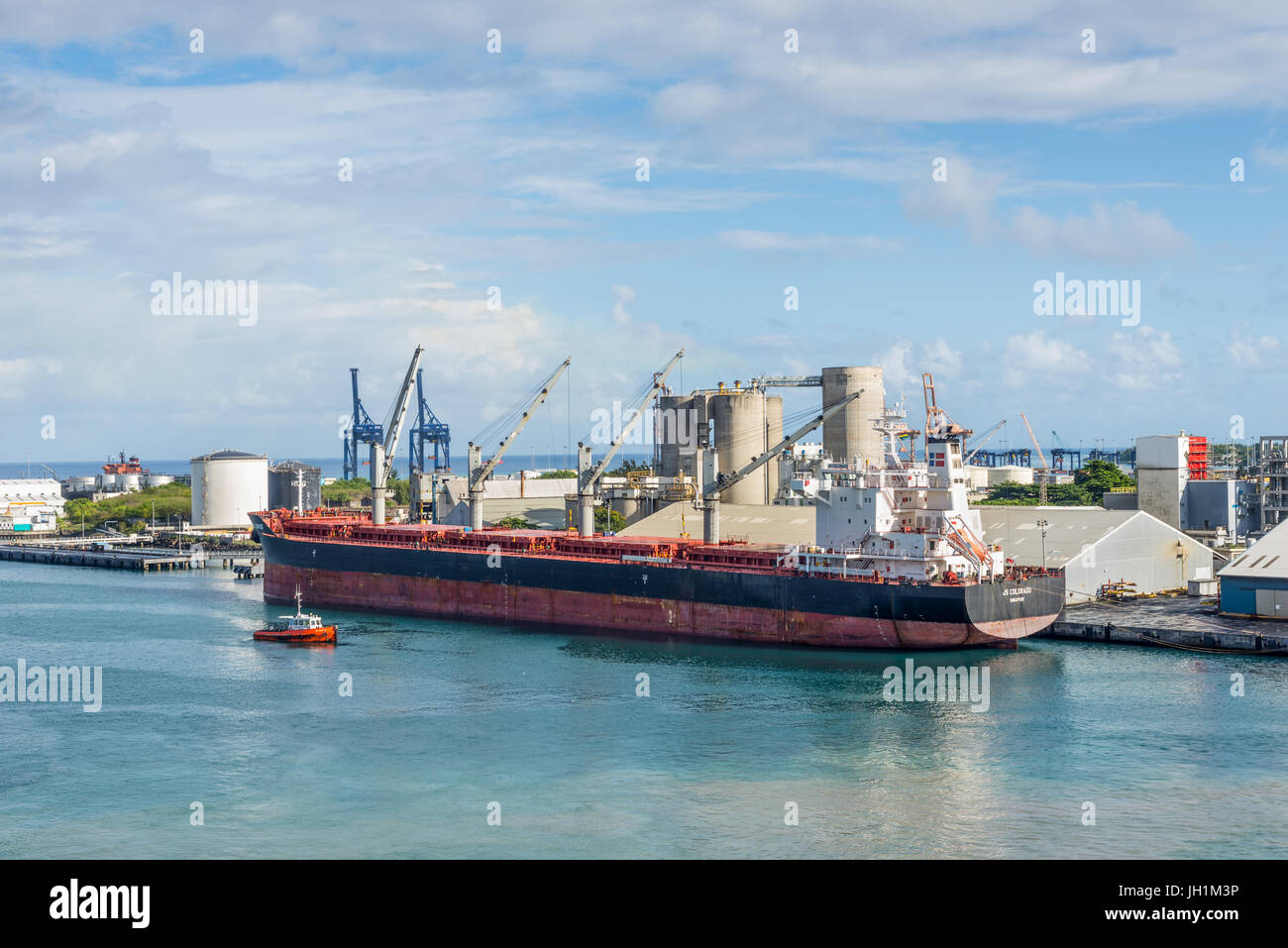 Port Louis, Mauritius - 25. Dezember 2015: Bulk Carrier Schiff JS Colorado in Port Louis, Mauritius. Port Louis war bereits im Einsatz als Hafen im Jahre 1638. Stockfoto