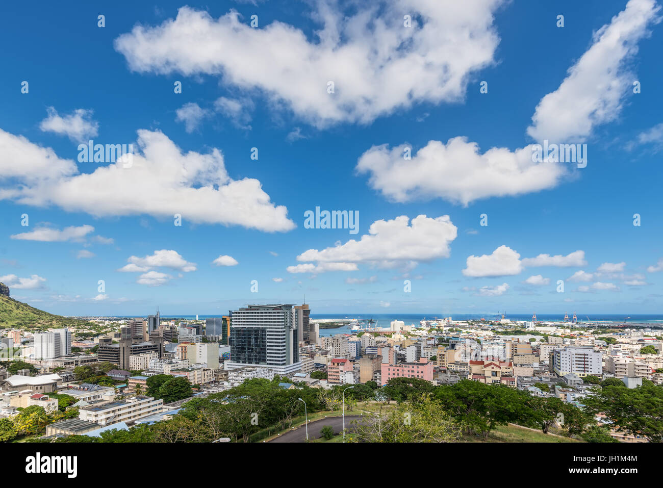 Port Louis, Mauritius - 25. Dezember 2015: Port Louis Skyline - gesehen von der Fort Adelaide entlang des Indischen Ozeans in der Hauptstadt von Mauritius. Stockfoto