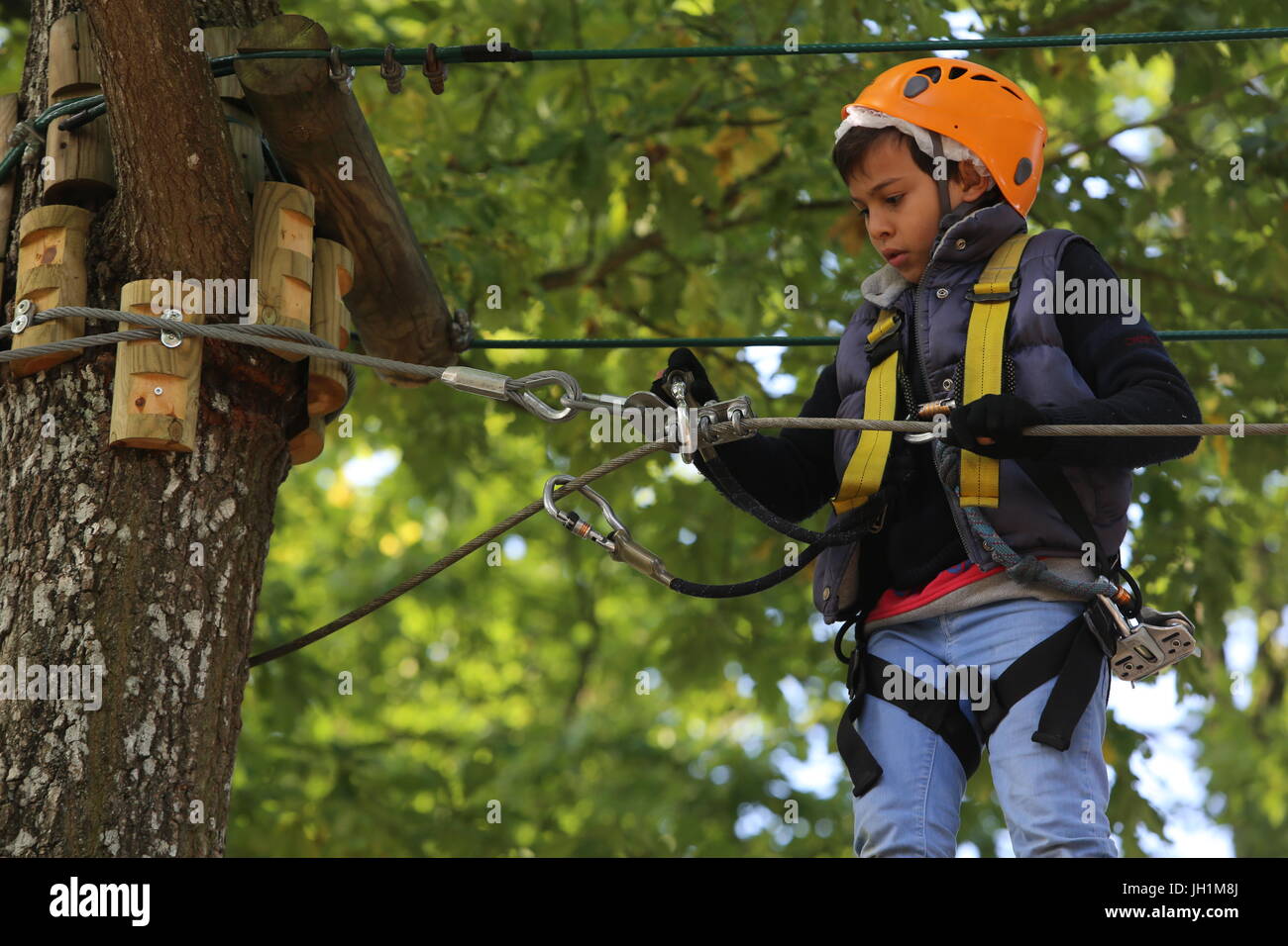 10-Jahr-alte junge auf einem Hochseilgarten. Frankreich. Stockfoto