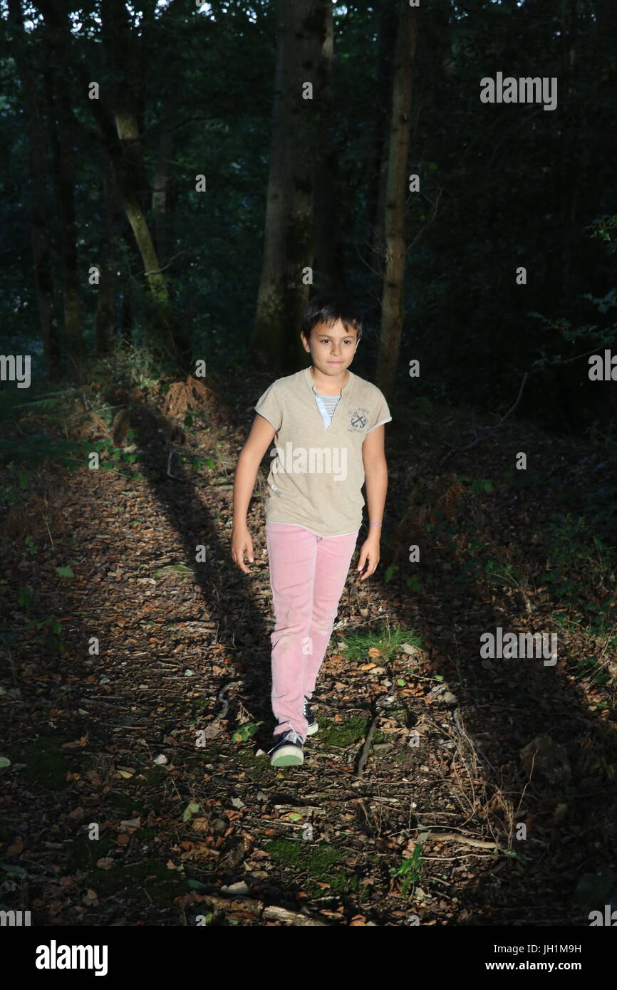 10 Jahre alten Jungen aus einem Wald wandern. Frankreich. Stockfoto