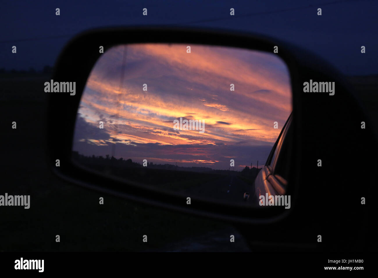 Sonnenuntergang spiegelt sich in einem Spiegel der hinteren Ansicht. Frankreich. Stockfoto