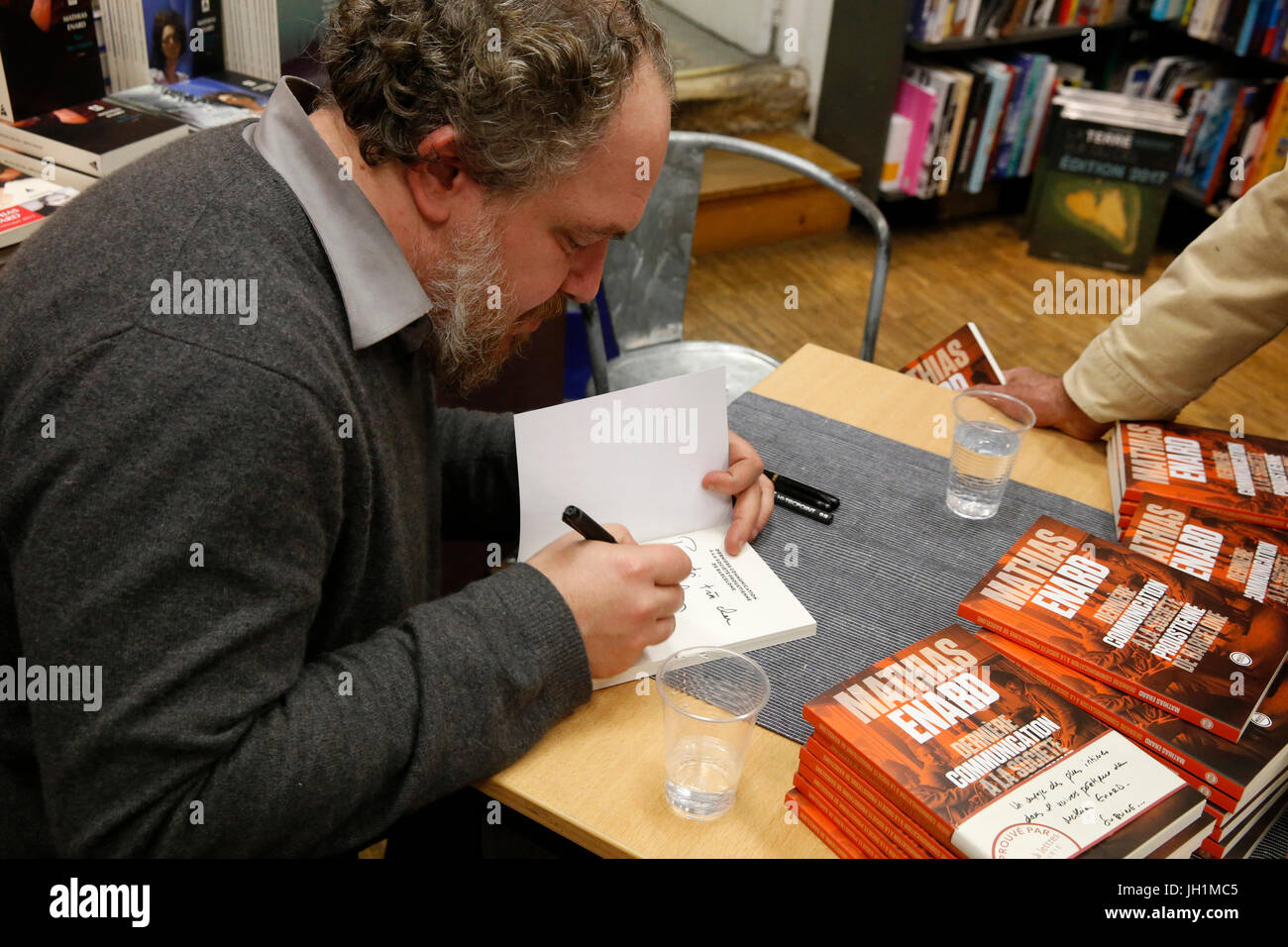 Französischer Schriftsteller Mathias Enard Unterzeichnung Bücher in einer Buchhandlung. Frankreich. Stockfoto