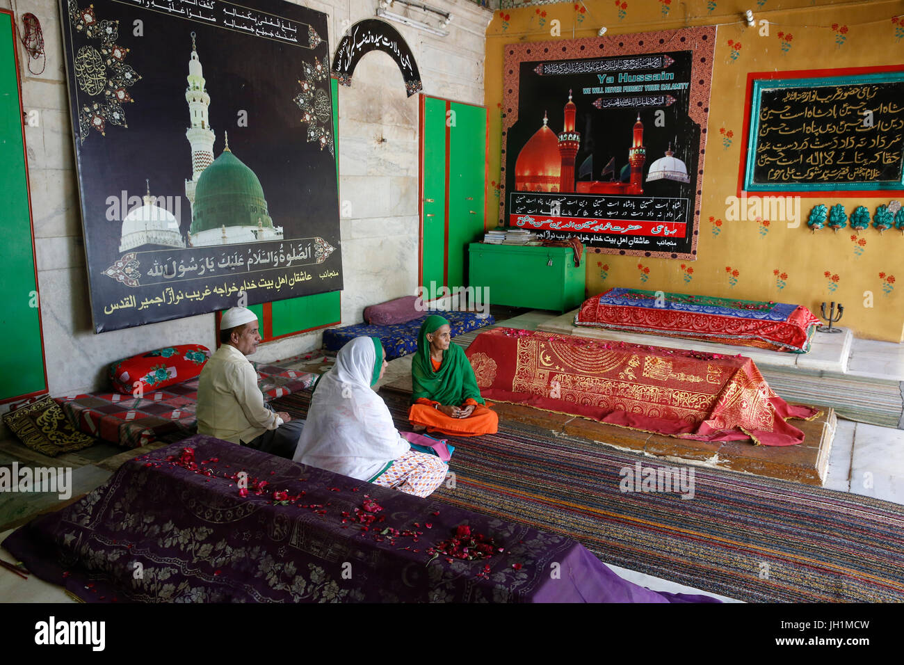 Ajmer Sharif Dargah, Rajasthan. Muslime, die sitzen in der Nähe von Gräbern. Indien. Stockfoto