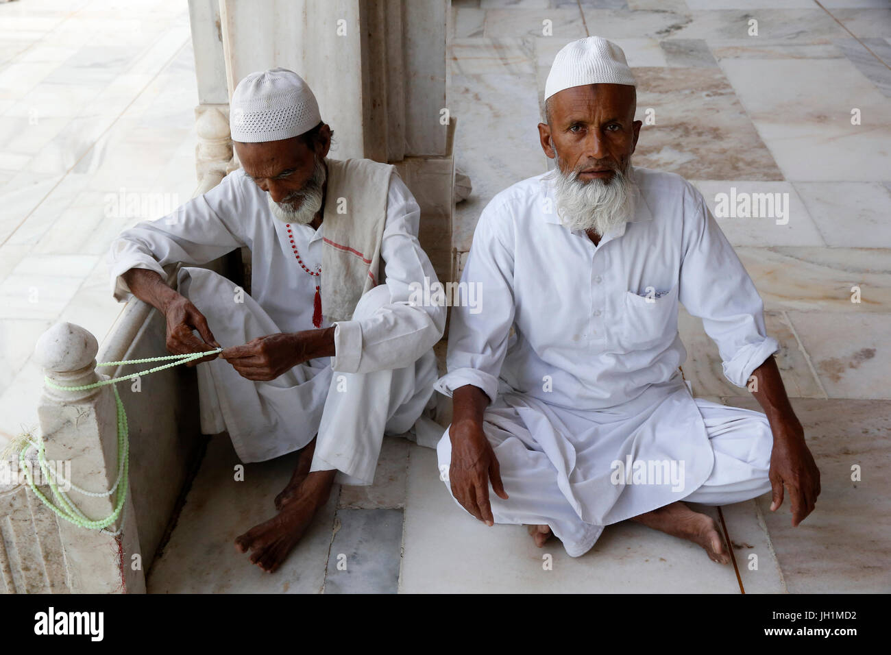 Ajmer Sharif Dargah, Rajasthan. Muslime in der Moschee sitzen. Indien. Stockfoto