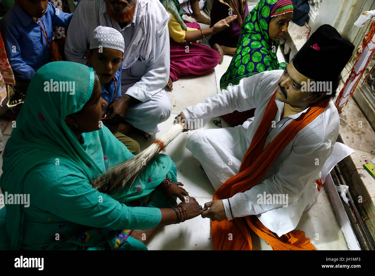 Ajmer Sharif Dargah, Rajasthan. Pilger berührte mit Pfauenfedern verwendet, um das Grab Heiligtum zu reinigen. Indien. Stockfoto