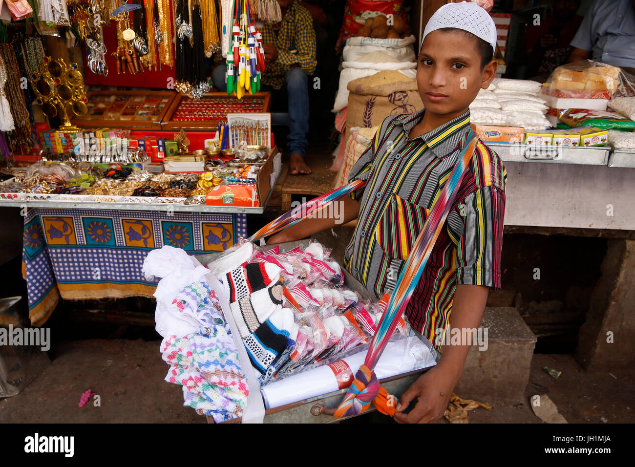 Junge islamische Kippa außerhalb Ajmer Sharif Dargah, Rajasthan zu verkaufen.  Indien. Stockfoto