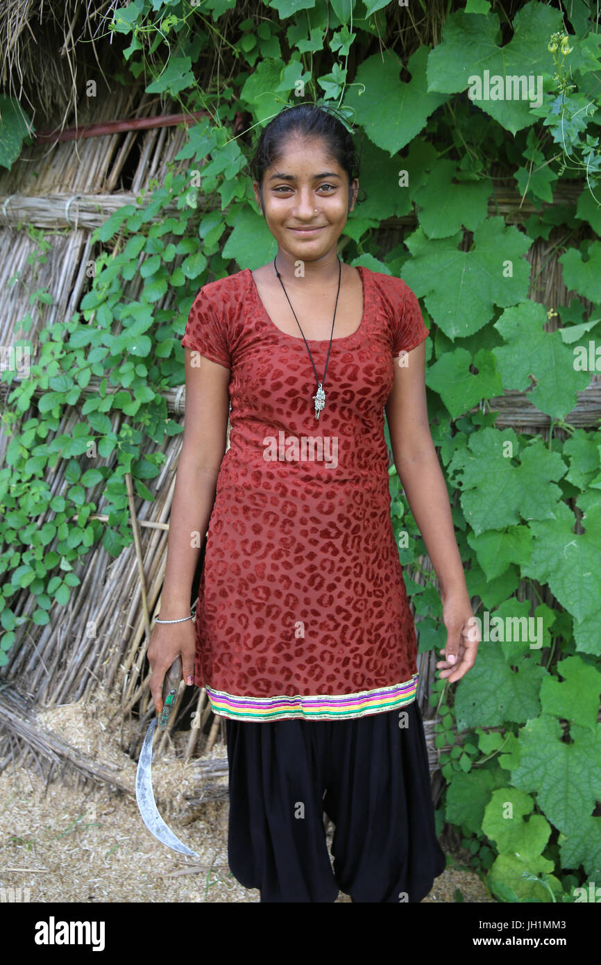 Junge Dorf Frau in der Nähe von Goverdan, Uttar Pradesh. Indien. Stockfoto