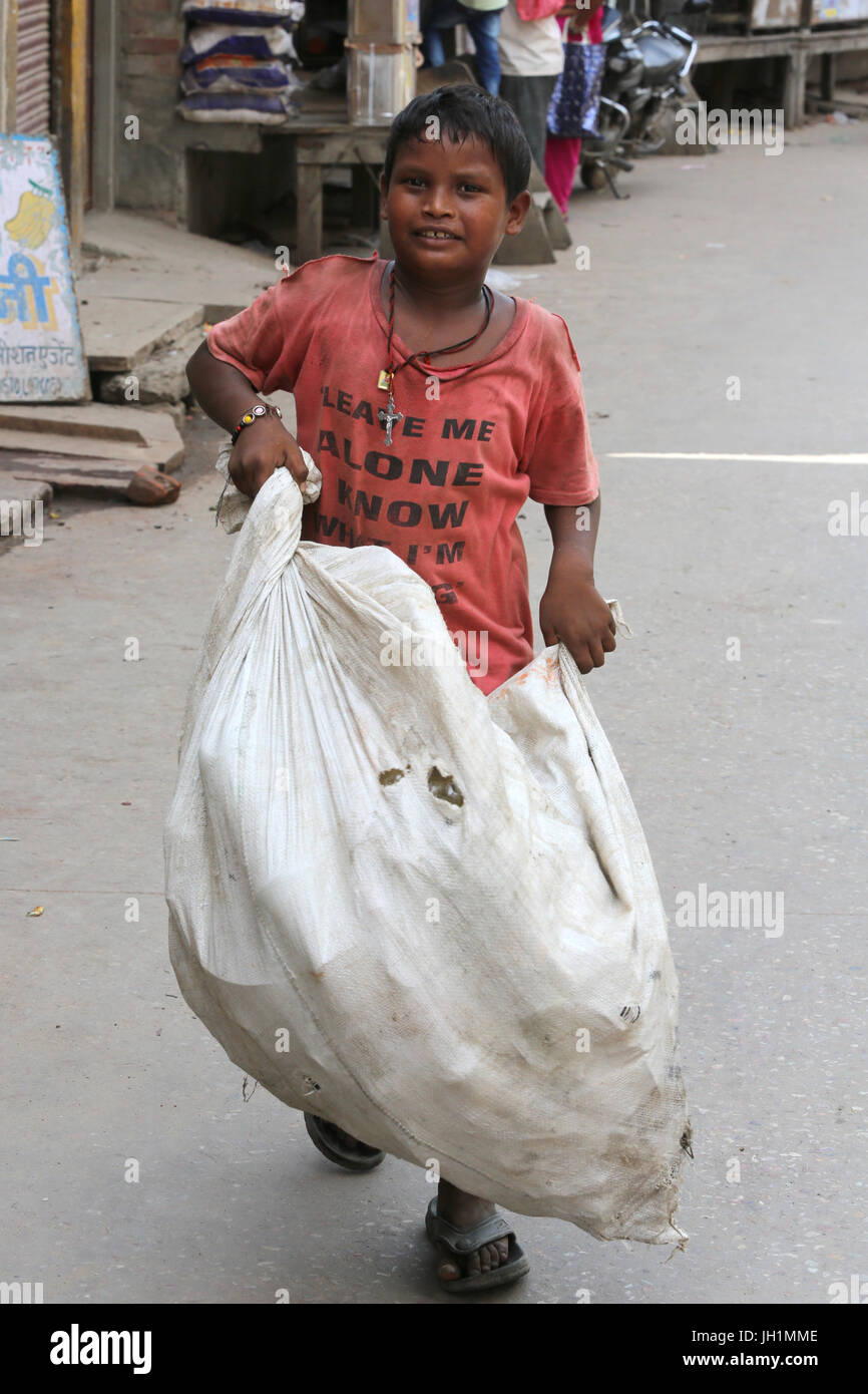 Junge mit einer Tasche von Müll. Indien. Stockfoto
